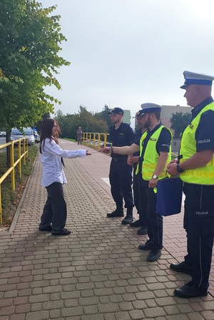 Policjanci i strażnicy miejscy podczas działań przy szkołach rozdają odblaski