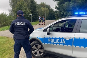 Policjant zabezpieczający bieg uczestników