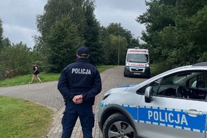 Policjant zabezpieczający bieg uczestników