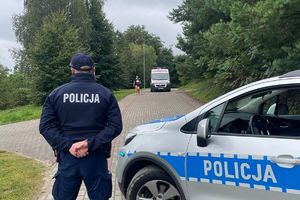 Policjant zabezpieczający bieg uczestników