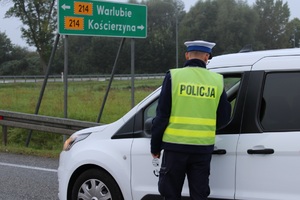 Policjanci kontrolujący trzeźwość kierowców w rejonie autostrady