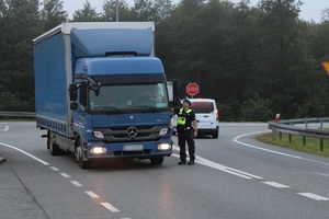 Policjanci kontrolujący trzeźwość kierowców w rejonie autostrady