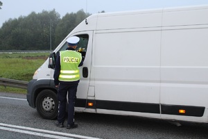 Policjanci kontrolujący trzeźwość kierowców w rejonie autostrady