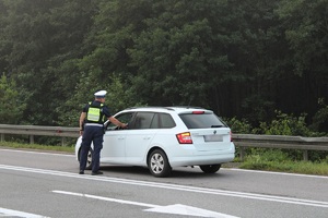 Policjanci kontrolujący trzeźwość kierowców w rejonie autostrady