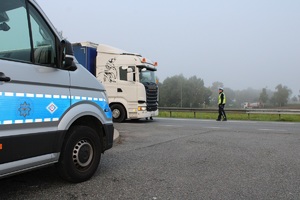 Policjanci kontrolujący trzeźwość kierowców w rejonie autostrady
