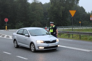 Policjanci kontrolujący trzeźwość kierowców w rejonie autostrady