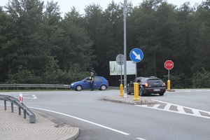 Policjanci kontrolujący trzeźwość kierowców w rejonie autostrady