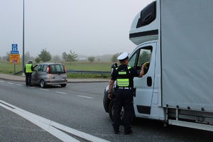 Policjanci kontrolujący trzeźwość kierowców w rejonie autostrady