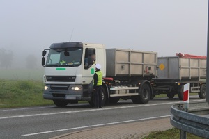 Policjanci kontrolujący trzeźwość kierowców w rejonie autostrady