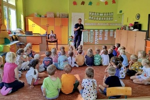 Policjantki podczas zajęć z przedszkolakami