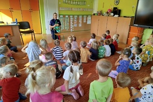 Policjantki podczas zajęć z przedszkolakami