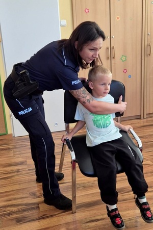 Policjantki podczas zajęć z przedszkolakami