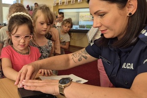 Policjantki podczas zajęć z przedszkolakami