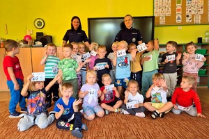 Policjantki podczas zajęć z przedszkolakami