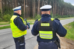 Policjanci ruchu drogowego podczas działań Prędkość prowadzą kontrole pojazdów