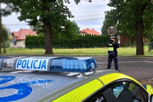Policjanci ruchu drogowego podczas działań Prędkość prowadzą kontrole pojazdów