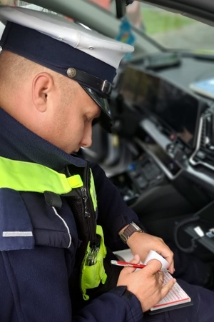 Policjanci ruchu drogowego podczas działań Prędkość prowadzą kontrole pojazdów