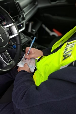 Policjanci ruchu drogowego podczas działań Prędkość prowadzą kontrole pojazdów