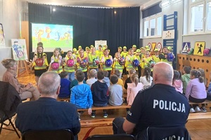 Policjanci uczestniczący w przedstawieniu dla pierwszoklasistów dotyczącym bezpieczeństwa