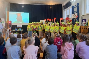 Policjanci uczestniczący w przedstawieniu dla pierwszoklasistów dotyczącym bezpieczeństwa