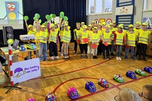 Policjanci uczestniczący w przedstawieniu dla pierwszoklasistów dotyczącym bezpieczeństwa