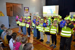 Policjanci uczestniczący w przedstawieniu dla pierwszoklasistów dotyczącym bezpieczeństwa