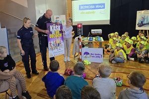 Policjanci uczestniczący w przedstawieniu dla pierwszoklasistów dotyczącym bezpieczeństwa