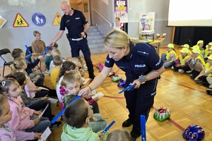 Policjanci uczestniczący w przedstawieniu dla pierwszoklasistów dotyczącym bezpieczeństwa