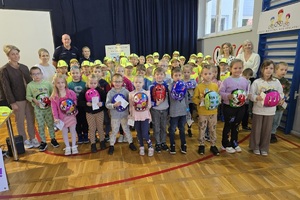 Policjanci uczestniczący w przedstawieniu dla pierwszoklasistów dotyczącym bezpieczeństwa