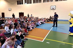 Policjant ruchu drogowego prowadzi z uczniami spotkanie