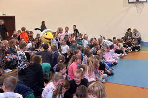 Policjant ruchu drogowego prowadzi z uczniami spotkanie