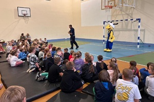 Policjant ruchu drogowego prowadzi z uczniami spotkanie