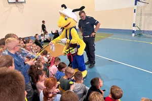 Policjant ruchu drogowego prowadzi z uczniami spotkanie