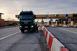 Policjanci ruchu drogowego podczas działań na autostradzie