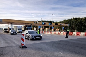 Policjanci ruchu drogowego podczas działań na autostradzie