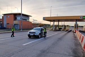 Policjanci ruchu drogowego podczas działań na autostradzie