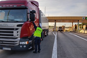 Policjanci ruchu drogowego podczas działań na autostradzie