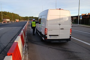 Policjanci ruchu drogowego podczas działań na autostradzie