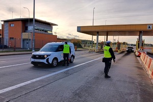 Policjanci ruchu drogowego podczas działań na autostradzie