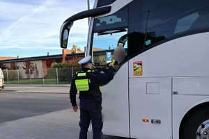 Policjanci ruchu drogowego podczas działań na autostradzie