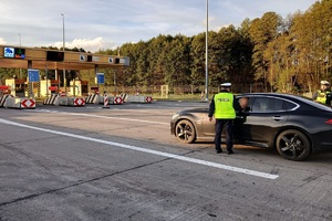 Policjanci ruchu drogowego podczas działań na autostradzie