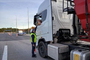Policjanci ruchu drogowego podczas działań na autostradzie