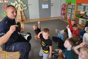 Policjant rozmawia z dziećmi o bezpieczeństwie