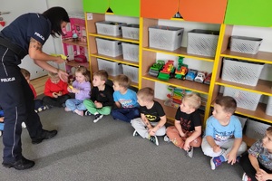 Mundurowi rozdają odblaski i pozują z dziećmi do wspólnego zdjęcia