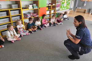 Mundurowi rozdają odblaski i pozują z dziećmi do wspólnego zdjęcia