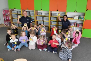 Mundurowi rozdają odblaski i pozują z dziećmi do wspólnego zdjęcia