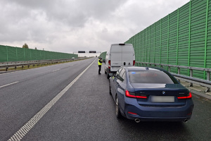 Policjant kontroluje kierowcę busa