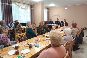 Dzielnicowi prowadzą profilaktyczne spotkanie z Seniorami z gminy Jeżewo