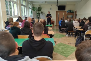 Policjant omawia zasady odpowiedzialności prawnej