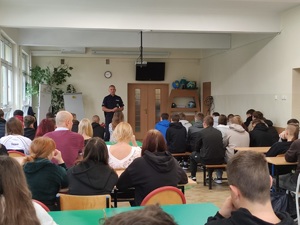 Funkcjonariusz omawia kryteria doboru do służby